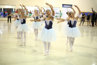 Foto 01 A primeira apresentação da noite foi Valsa das Horas, coreografada pela professora Renata Souza