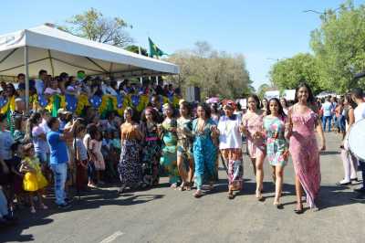 Cultura e povos foram representados pelo Colégio Sagrado Coração de Jesus, com a temática ‘Brasil de Muitas Faces’ Cultura e povos foram representados pelo Colégio Sagrado Coração de Jesus, com a temática ‘Brasil de Muitas Faces’