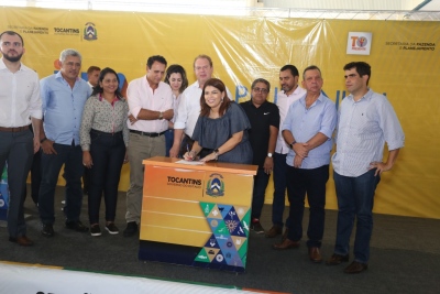 Secretária Adriana Aguiar assina termo de entrega benefícios para escolas da região de Palmas Secretária Adriana Aguiar assina termo de entrega benefícios para escolas da região de Palmas