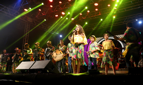 Carlos Eller Antes de Solange Almeida subir ao palco, o público vibrou com a apresentação animada da Banda Sanfônica da Seduc