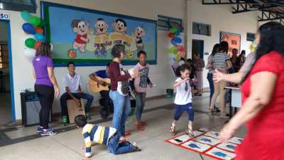 Foram desenvolvidas atividades lúdicas de resgate de brincadeiras, apresentações musicais Foram desenvolvidas atividades lúdicas de resgate de brincadeiras, apresentações musicais