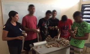 Adolescentes participam de oficina para fabricação de sabão artesanal