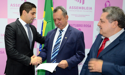 Secretário-chefe da Casa Civil, Rolf Vidal, entregou uma cópia da LDO para o presidente da Assembleia Legislativa do Estado, o deputado Antonio Andrade Secretário-chefe da Casa Civil, Rolf Vidal, entregou uma cópia da LDO para o presidente da Assembleia Legislativa do Estado, o deputado Antonio Andrade