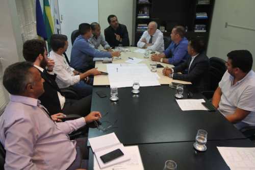 Vice-governador, Wanderlei Barbosa. ladeado do secretário Ridoval, discute reorganização do segmento automotivo Vice-governador, Wanderlei Barbosa. ladeado do secretário Ridoval, discute reorganização do segmento automotivo