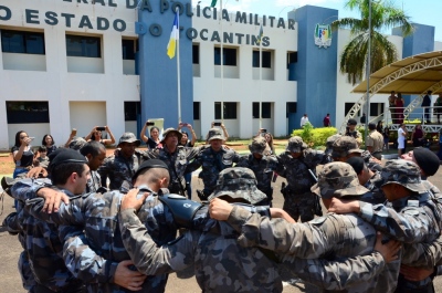 Militares realizam oração após a chegada