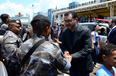 Vice- governador cumprimenta policiais militares