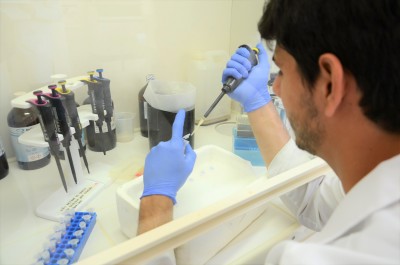 Pesquisador em laboratório de pesquisa de Palmas Foto-Antonio Gonçalves (2)_400.jpg