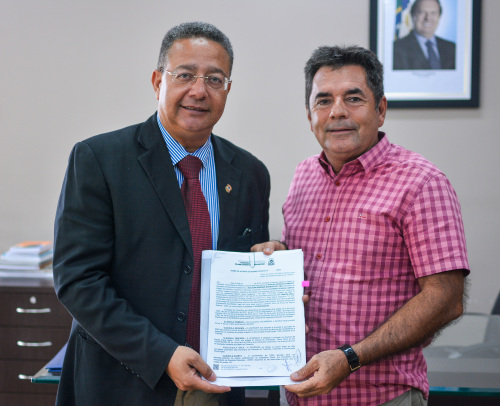 Tom Lyra assina processo para a concessão de benefício fiscal a indústria Química de Arla Tom Lyra assina processo para a concessão de benefício fiscal a indústria Química de Arla