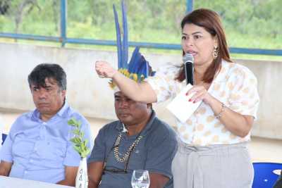 Adriana Aguiar destacou o que a implantação do Programa em uma unidade de ensino indígena é uma experiência inovadora que servirá de referência Adriana Aguiar destacou o que a implantação do Programa em uma unidade de ensino indígena é uma experiência inovadora que servirá de referência