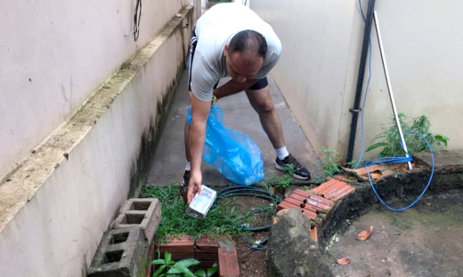 Momento de limpeza dos focos do mosquito no 9º Batalhão em Araguatins