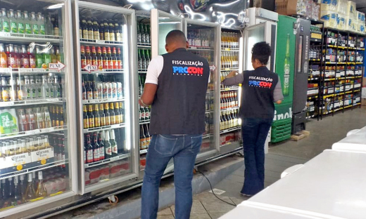 Fiscais do Procon Tocantins durante fiscalização preventiva nos estabelecimentos que comercializam  bebidas 
