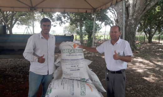 Para o proprietário Carlos Henrique Neves Junior (à esquerda) a expectativa é atingir boa produtividade e, principalmente, conhecer a nova tecnologia de plantio consorciado