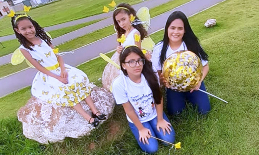 Professora Ionara Miranda da Cunha e estudantes durante ação do projeto Borboletas Amarelas
