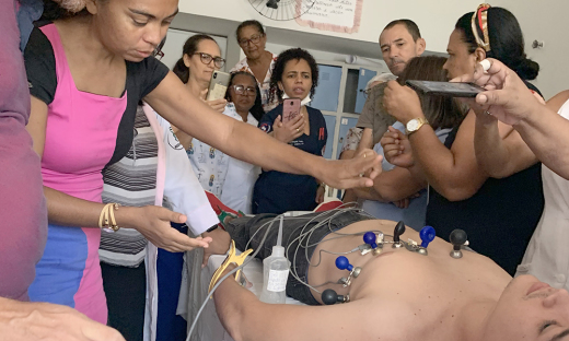 O curso teve como público-alvo enfermeiros e técnicos de enfermagem, que atuam na unidade