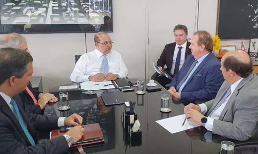 O governador Mauro Carlesse se reuniu com o governador do Distrito Federal, Ibaneis Rocha, e com o presidente do Banco de Brasília (BRB), Paulo Henrique Costa, para discutir a instalação da instituição bancária no Tocantins