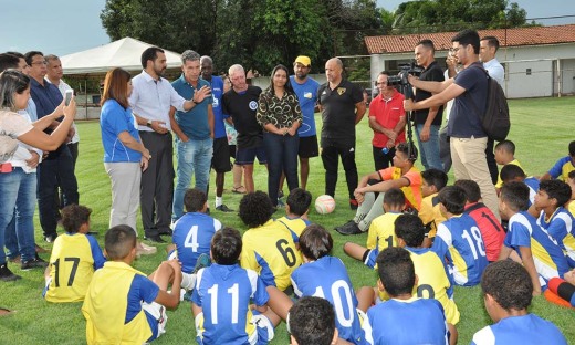 Em contato com as crianças em campo, o ex-jogador falou das suas dificuldades no início da carreira, da sua trajetória profissional no Brasil