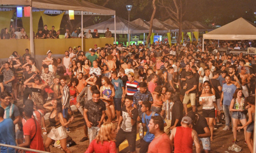Praça dos Girassóis foi ocupada por foliões