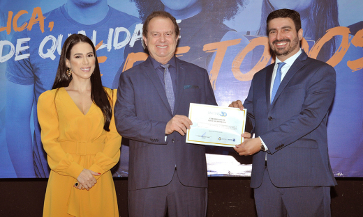 O governador Mauro Carlesse foi homenageado com o Certificado de Menção Honrosa no evento de 30 anos da Unitins; evento contou com a presença da primeira-dama do Estado, Fernanda Mendonça Carlesse 