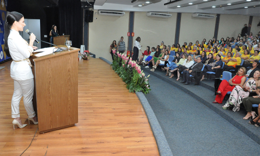 Primeira-dama Fernanda Carlesse recepciona servidoras públicas em evento comemorativo ao Dia da Mulher