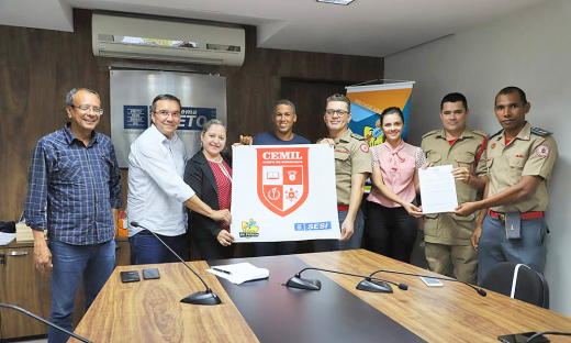 Representantes do Sesi e Corpo de Bombeiros Militar na cerimônia de assinatura da parceria no Programa Atleta do Futuro