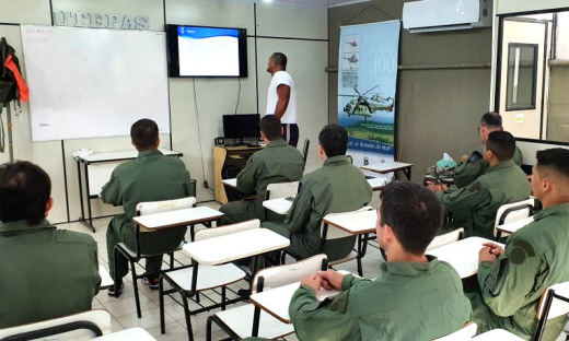 Capacitação ocorreu na Unidade de Treinamento de Escape em Aeronaves Submersas, em São Pedro da Aldeia-RJ
