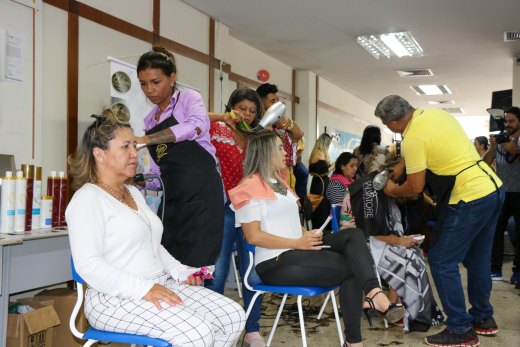 Servidoras da Seduc sendo atendidas pelo workshop 