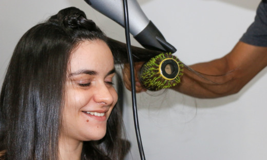 Mariana Gonçalves Chaves da Silva aproveitou para cortar o cabelo