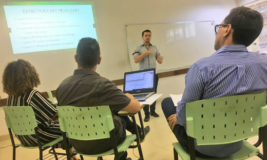 Rodrigo durante a apresentação da dissertação que deu a ele o título de mestre pela UFT