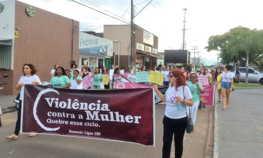Caminhada visa sensibilizar a população sobre a importância da garantia dos direitos da mulher e o enfrentamento à violência 
