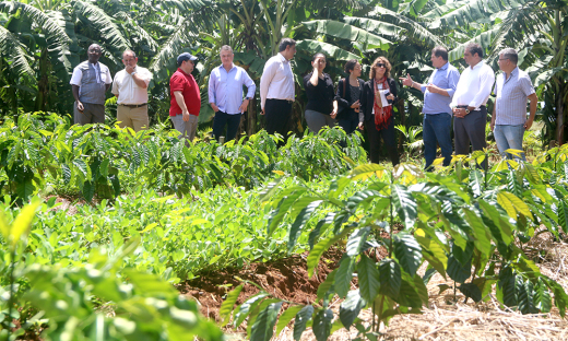 Halum com a comitiva em visita ao Centro Agrotecnológico 
