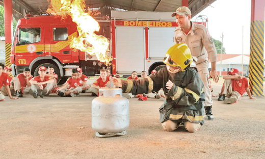 Durante aulas, crianças aprendem primeiros socorros e combate a incêndio no dia a dia