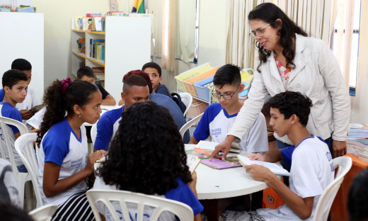 Bibliotecária Maria de Lurdes está sempre atenta para ajudar os estudantes