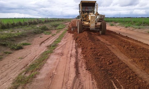 A TO-373, usada para escoar produção de grãos do entorno, está recebendo os serviços de revestimento primário e patrolamento