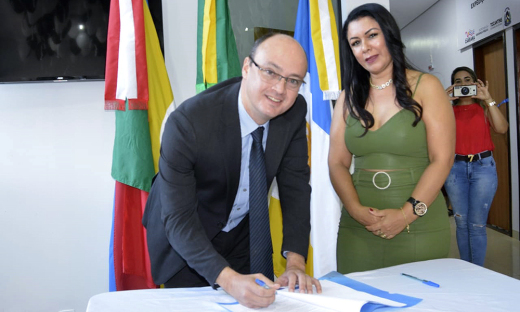 Secretário Cristiano Sampaio e prefeita Ildislene Santana assinam termo de cooperação