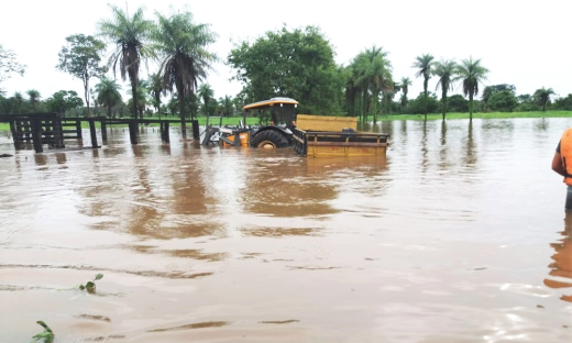 Trator agrícola fica parcialmente submerso com cheia de rio em Araguatins