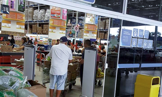 De acordo com o Código de Defesa do Consumidor (CDC), o consumidor não deve ser submetido a nenhuma situação de ameaça, coação, constrangimento físico ou moral ou a qualquer outro procedimento que o exponha ao ridículo