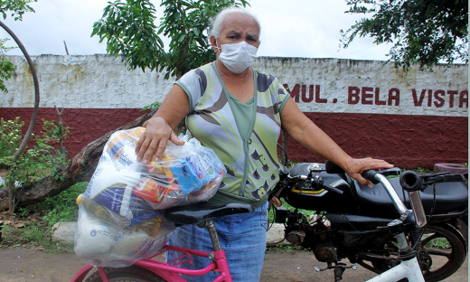 Dona Maria Luciana de Morais, de 66 anos, foi uma das atingidas pela inundação e ficou muito emocionada ao falar do ocorrido