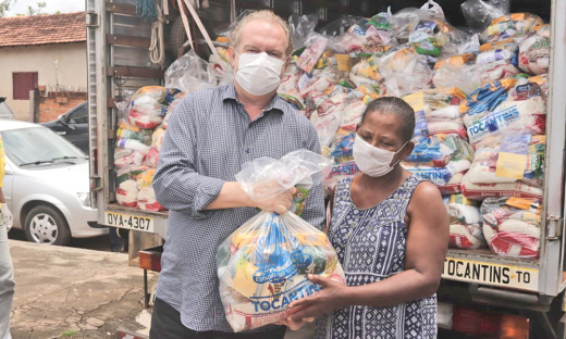 Governador Mauro Carlesse e a titular da Seduc, Adriana Aguiar, iniciam entrega de 100 mil kits de alimentos 