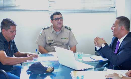 Empresário Aquiles Terbino, Chefe do Estado Maior da PM/TO, Coronel Marcio Antônio Barbosa de Mendonça, e o Secretário Tom Lyra, durante assinatura do documento
