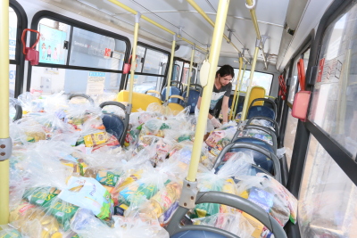A entrega dos alimentos e materiais de higiene pessoal está seguindo a disponibilidade das distribuidoras na montagem dos kits A entrega dos alimentos e materiais de higiene pessoal está seguindo a disponibilidade das distribuidoras na montagem dos kits