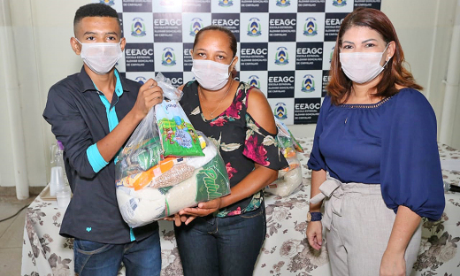 A titular da Seduc, Adriana Aguiar, destacou a importância do trabalho dos diretores escolares na entrega dos kits