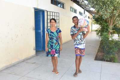 Dona Palmira Rodrigues de Almeida retirou o kit do neto Frederico Joaquim e frisou que os kits são importantes para garantir alimentação de muitos estudantes Dona Palmira Rodrigues de Almeida retirou o kit do neto Frederico Joaquim e frisou que os kits são importantes para garantir alimentação de muitos estudantes