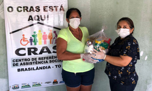 Maria do Socorro recebeu a cesta básica no CRAS de Brasilândia