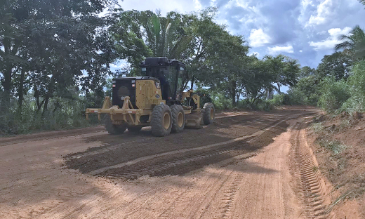Além de tapa-buracos, as equipes seguem realizando patrolamento e revestimento primário