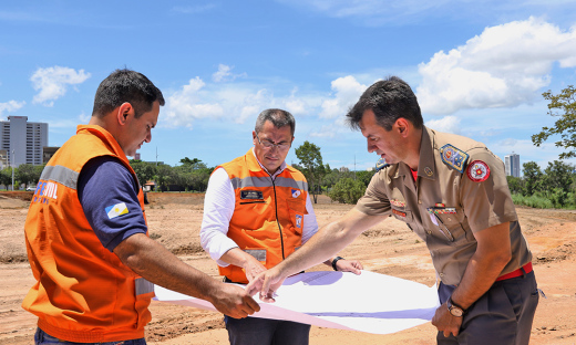 O coronel Leandro (D), o tenente-coronel Primo (C), e o major Zerbini (E), visitam o local da construção