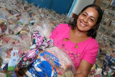 Foto 01 Para a dona de casa Reginalva Alves Ribeiro, os kits ajudarão na manutenção da alimentação dos filhos