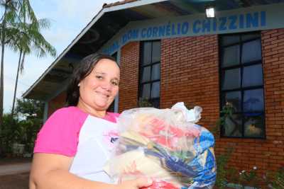 Foto 02 A trabalhadora rural e dona de casa, Maria Deuza de Sousa Mendonça, destacou a importância dos kits para os estudantes da sua comunidade