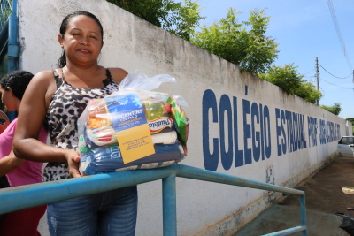 Foto 01 Mãe de aluno recebe kit de alimentação e higiene pessoal em Tocantinópolis