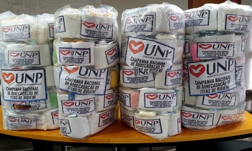 Os kits contêm escova de dentes, creme dental, sabonete, papel higiênico e aparelho de barbear e nos das mulheres absorventes