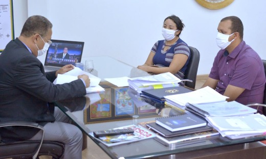 Secretário Tom Lyra; proprietária da empresa JV Ferragens, Jannayna Neves Barros dos Reis; e o sócio-proprietário Valdiney dos Reis, durante assinatura do documento